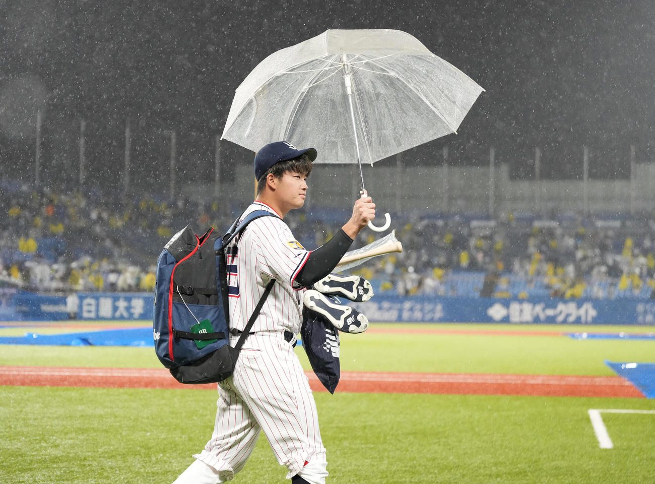 ヤクルト対阪神雨天中止　雨天中止となり、傘を振ってファンの声援に応えるヤクルト村上（撮影・鈴木みどり）
