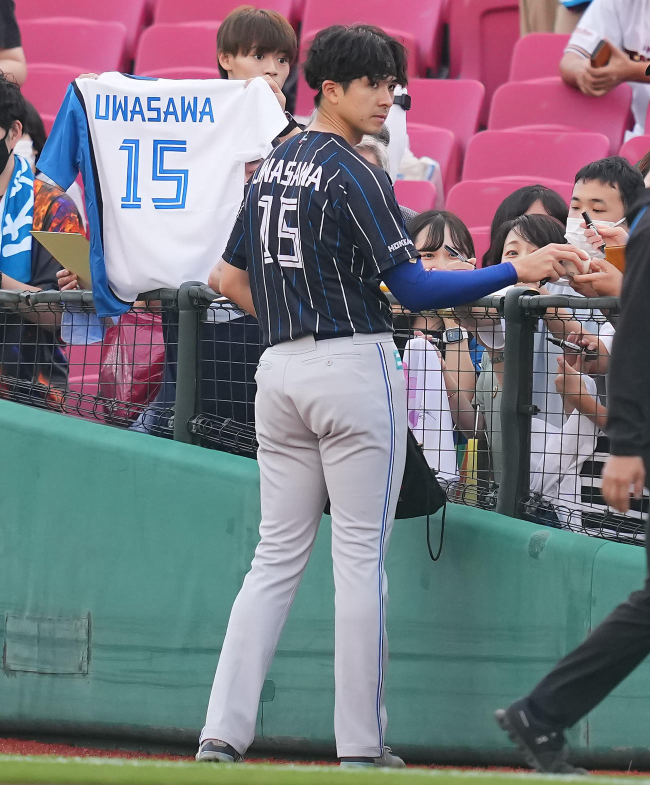 楽天対日本ハム　試合前練習を終えファン1人1人のサインに応える日本ハム上沢（撮影・垰建太）