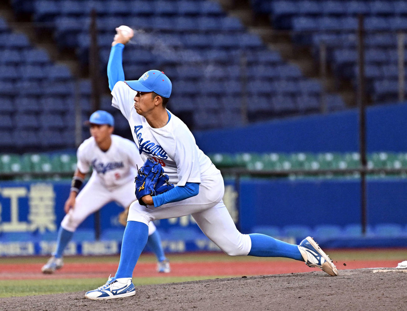 国学院大対青学大　青学大3番手で登板する常広（撮影・滝沢徹郎）