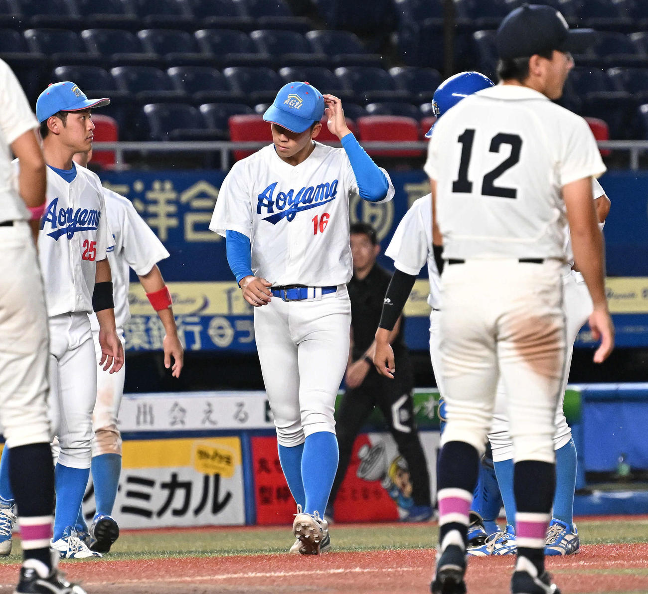 国学院大対青学大　試合に敗れうつむく青学大・常広（後方中央）（撮影・滝沢徹郎）