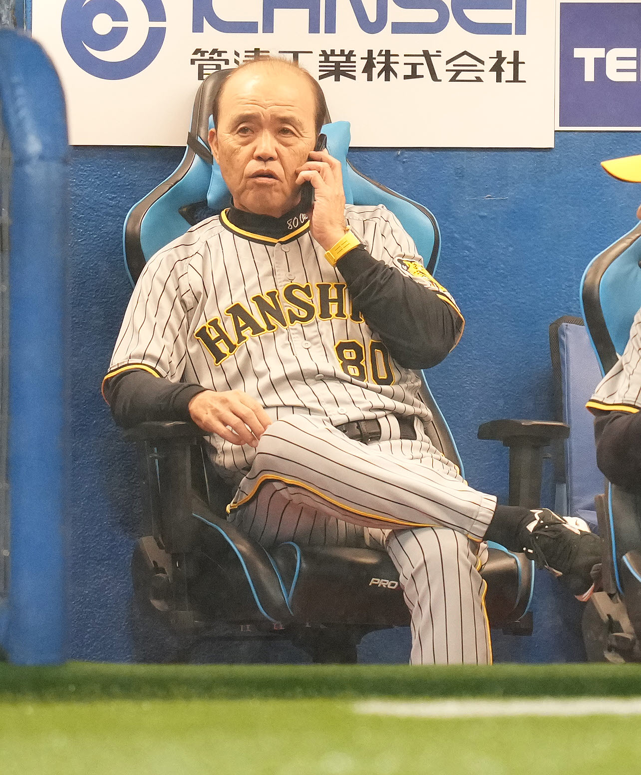 試合中止が発表される直前、電話を受ける阪神岡田監督（撮影・鈴木みどり）