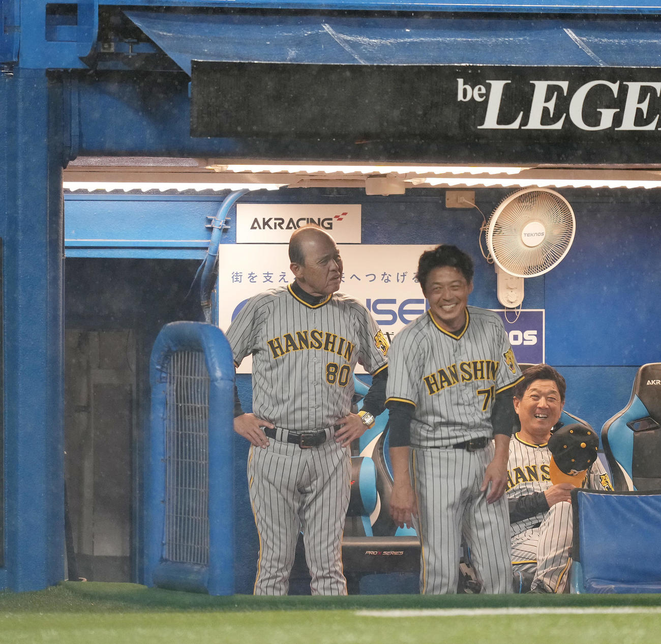 ヤクルト対阪神　試合前の大雨に浮かない表情の阪神岡田監督（左）（撮影・鈴木みどり）