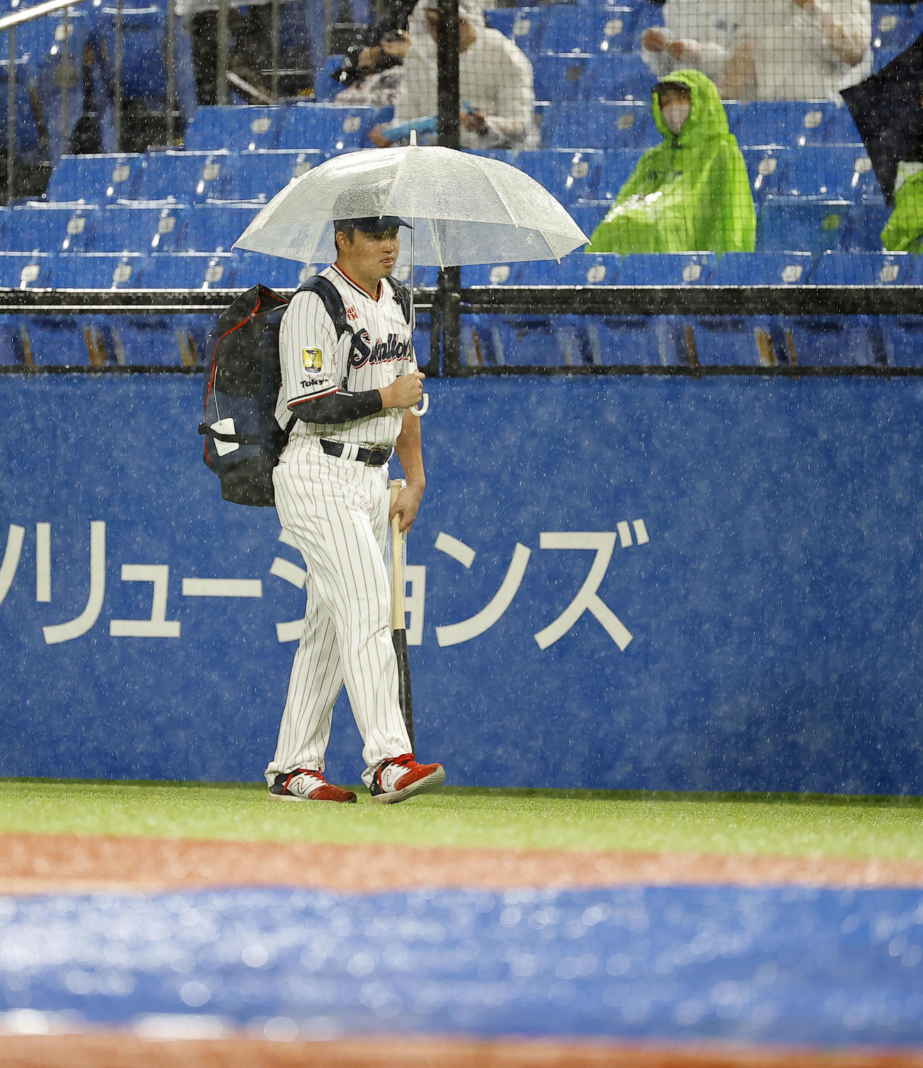 ヤクルト対阪神　ベンチ入りするヤクルト村上（撮影・藤尾明華）