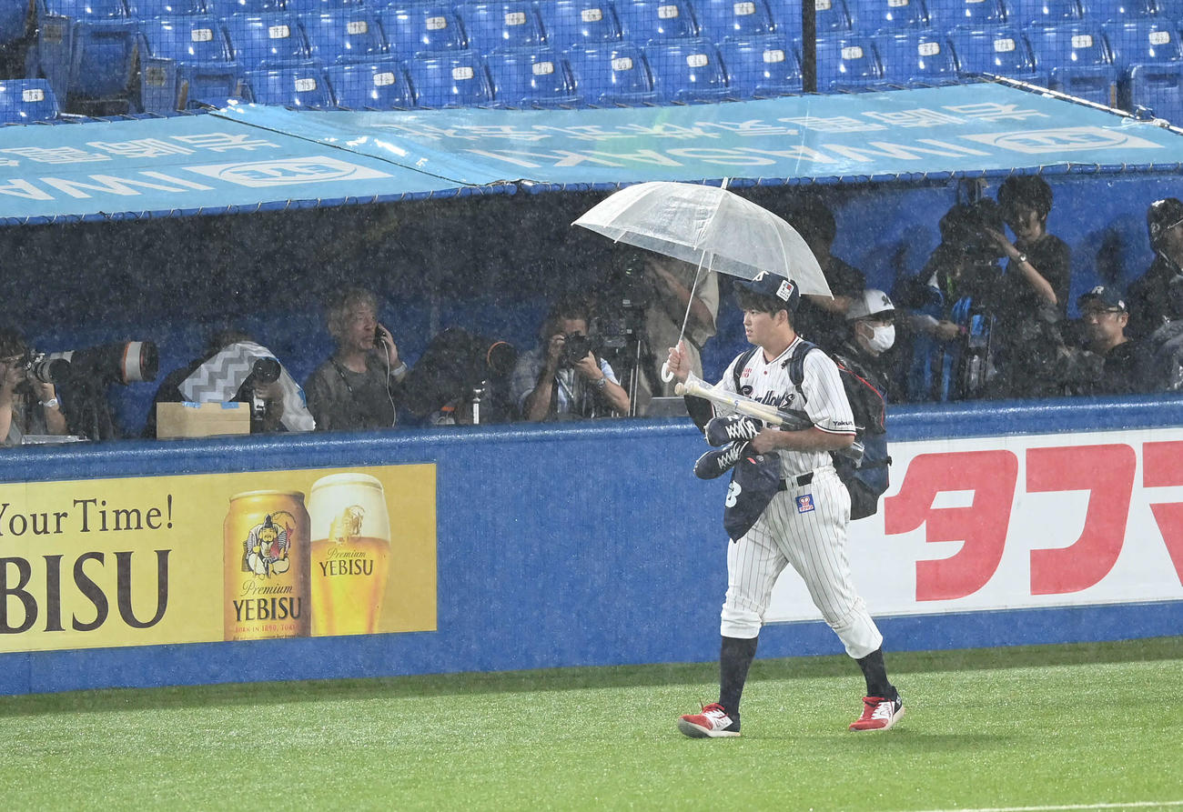 ヤクルト対阪神　雨天中止となり、球場を後にするヤクルト村上（撮影・たえ見朱実）
