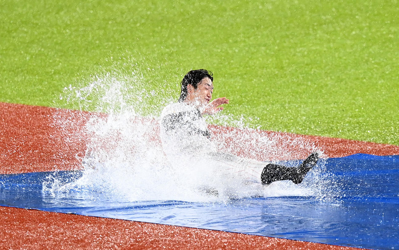 ヤクルト対阪神　雨天中止となりスライディングをして会場を沸かせるヤクルト長岡（撮影・たえ見朱実）