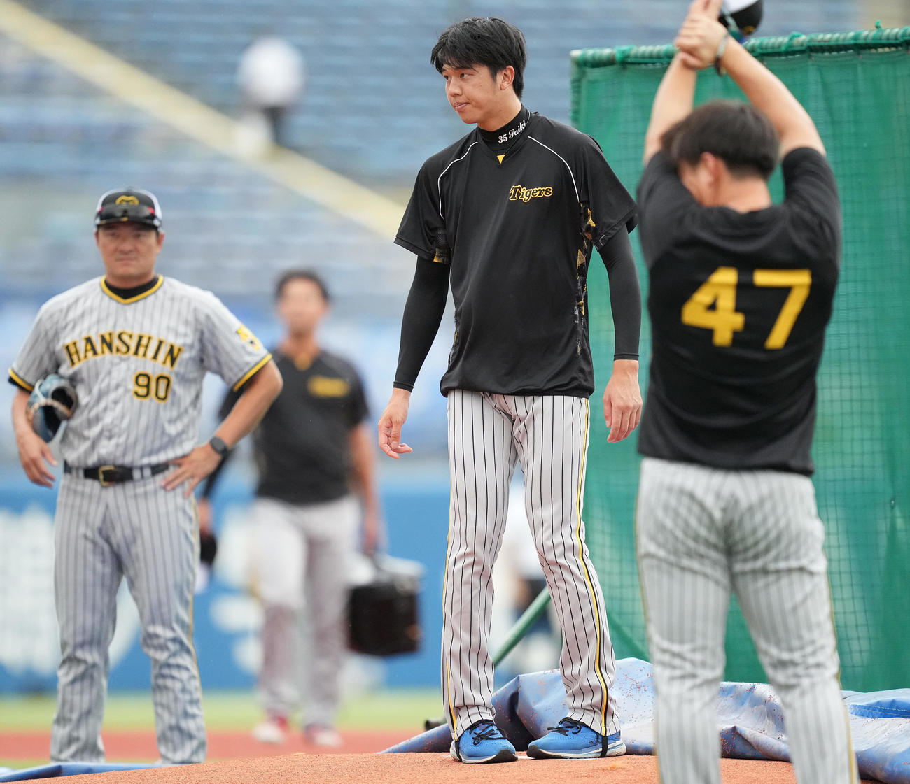 ヤクルト対阪神　試合前練習でマウンドの感触を確かめる阪神才木（撮影・鈴木みどり）