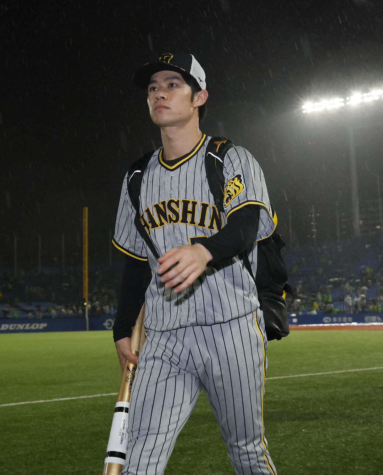 ヤクルト対阪神　試合が中止になり、引き揚げる阪神中野（撮影・藤尾明華）