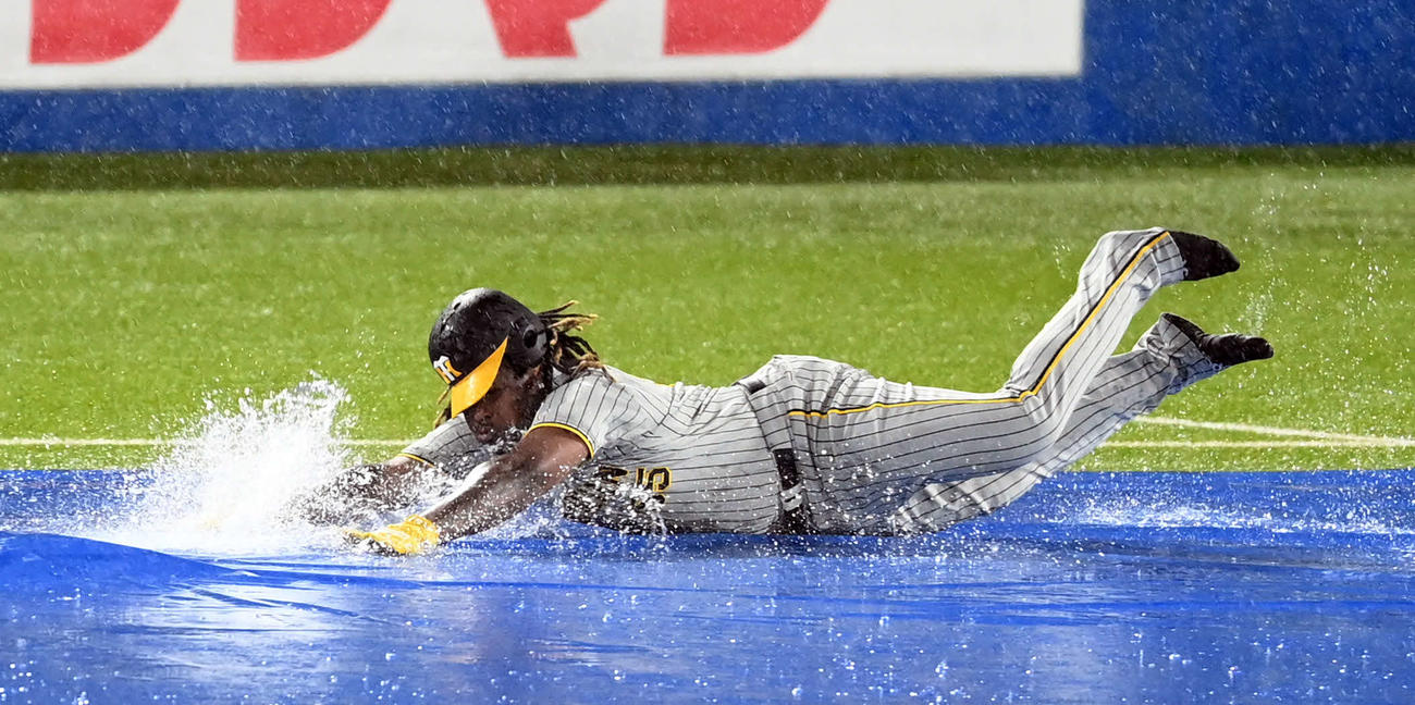 ヤクルト対阪神　雨天中止となり、ベースランニングで場内を沸かせた阪神ミエセス（撮影・たえ見朱実）