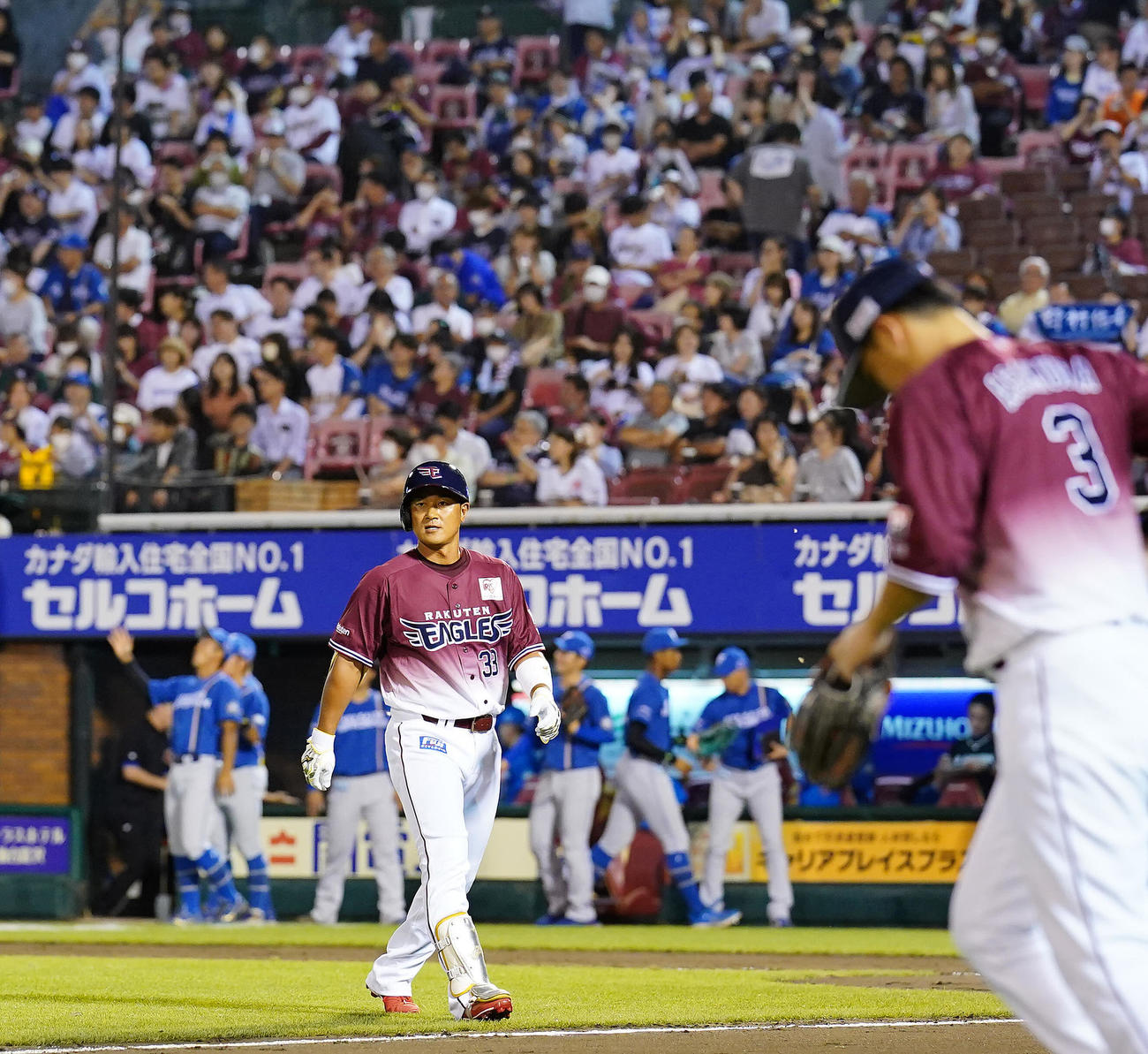 楽天対日本ハム　7回裏日本ハム2死一、二塁、二ゴロに倒れ悔しげに引き揚げる代打銀次（左）（撮影・垰建太）