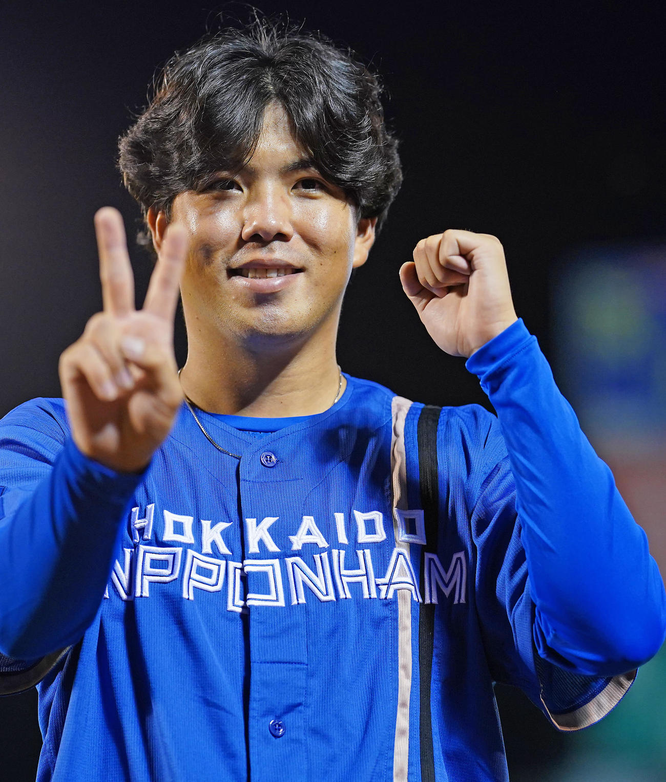 楽天対日本ハム　　楽天に勝利しヒーローの日本ハム金村は指を2本立て笑顔で写真に納まる（撮影・垰建太）