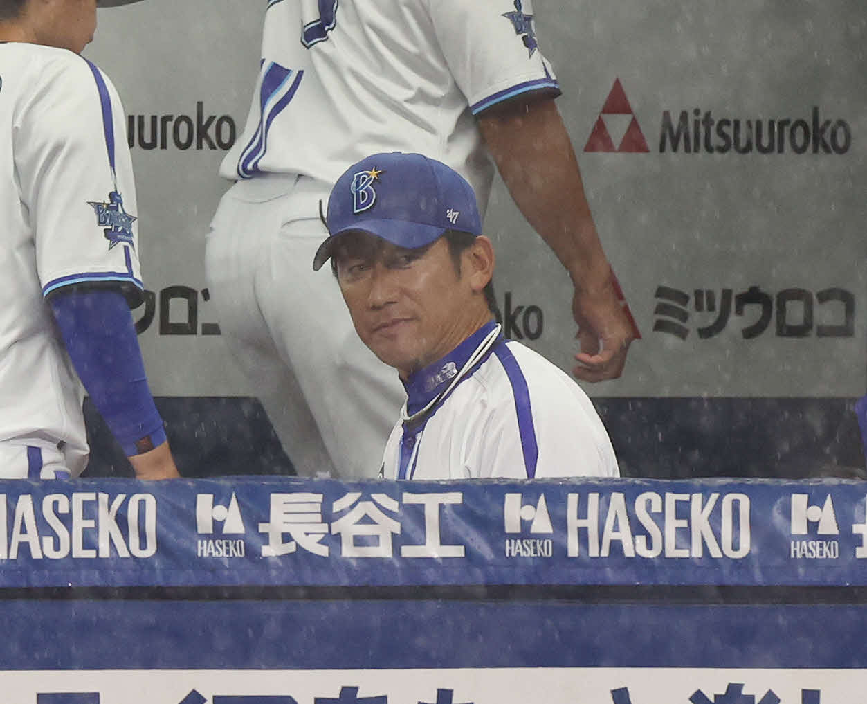 DeNA対中日　降雨で試合中止となり、引き揚げるDeNA三浦監督（撮影・宮地輝）
