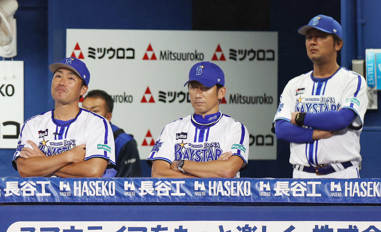 DeNA対中日　厳しい表情のDeNA三浦監督（中央）（撮影・宮地輝）