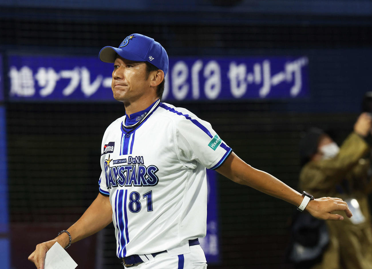 DeNA対中日　試合開始前、メンバー表交換を終えベンチに移動するDeNA三浦監督（撮影・河田真司）