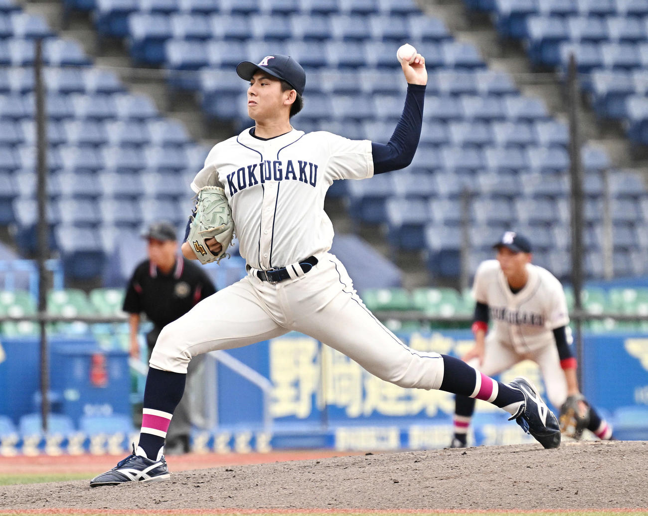 国学院大対青学大　国学院大2番手で登板する武内（撮影・滝沢徹郎）