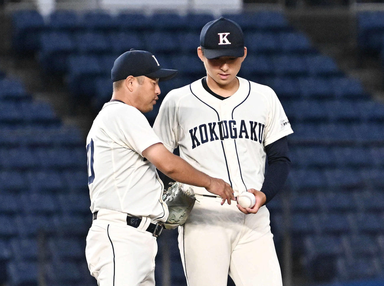 国学院大対青学大　8回裏、国学院大・鳥山監督（左）は武内に交代を告げる（撮影・滝沢徹郎）