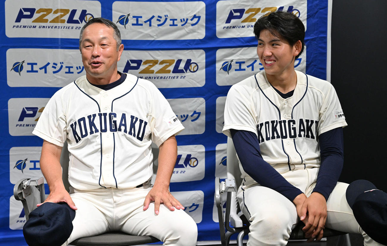 国学院大対青学大　試合後、会見で笑顔を見せる国学院大・鳥山監督（左）と武内（撮影・滝沢徹郎）