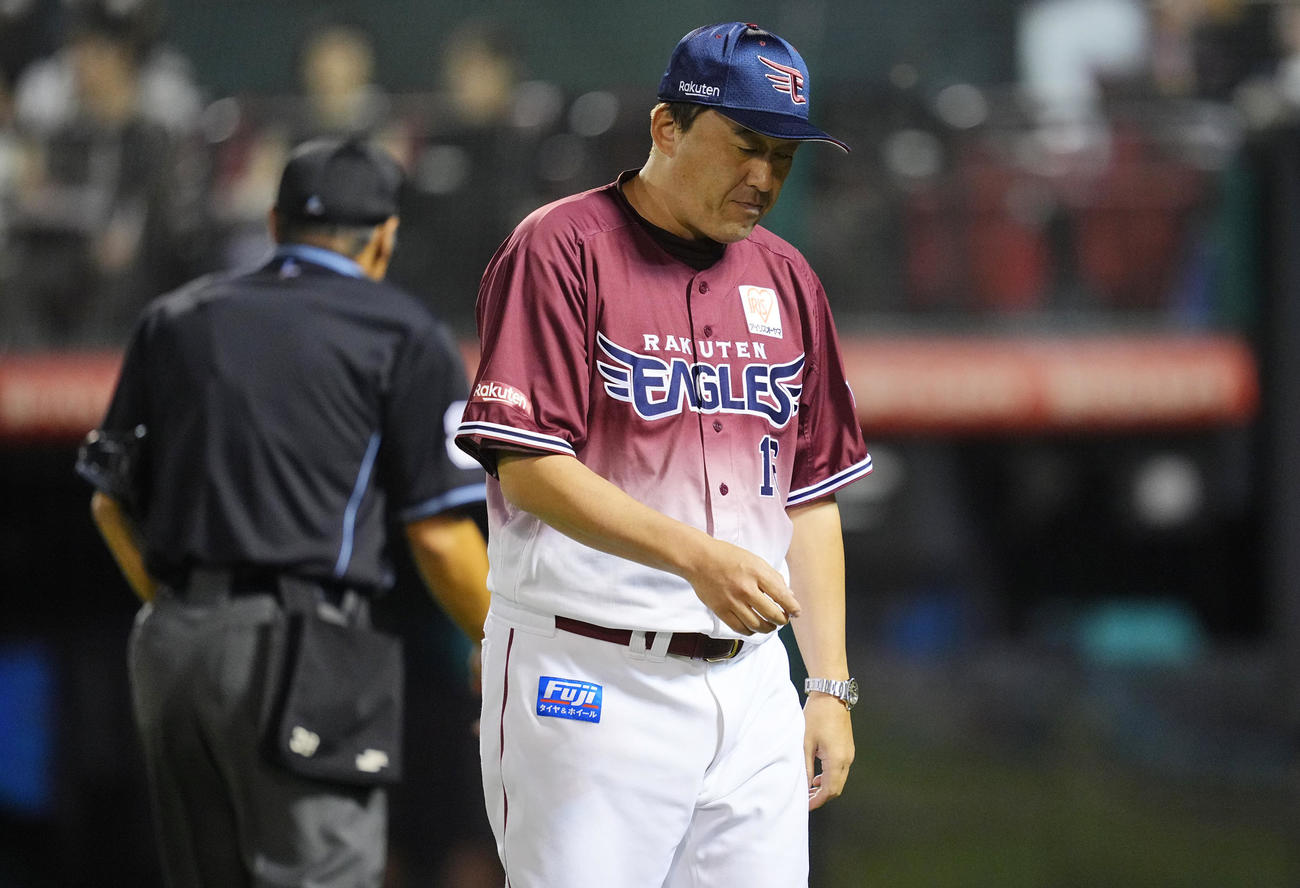 楽天対日本ハム　3回表日本ハム2死満塁、投手交代を告げうつむく楽天石井監督（撮影・垰建太）