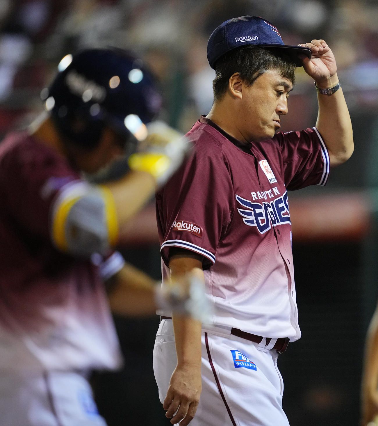 楽天対日本ハム　8回裏の攻撃も無得点に終わりさえない表情の楽天石井監督（右）（撮影・垰建太）
