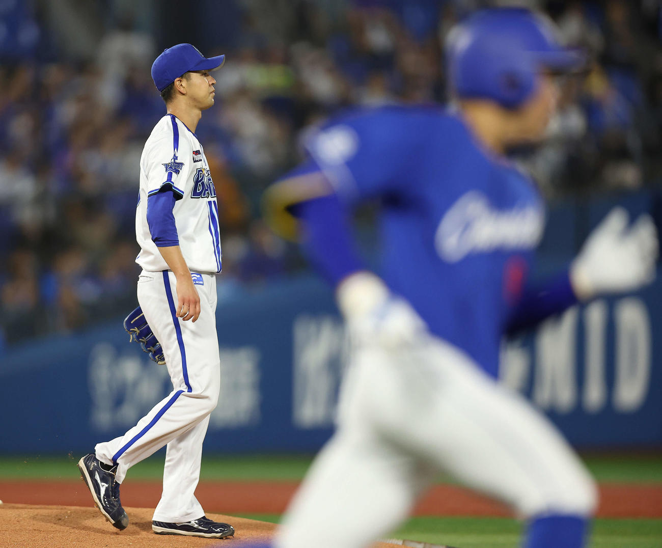 DeNA対中日　1回表中日無死、岡林に右前打を浴びる平良（撮影・河田真司）