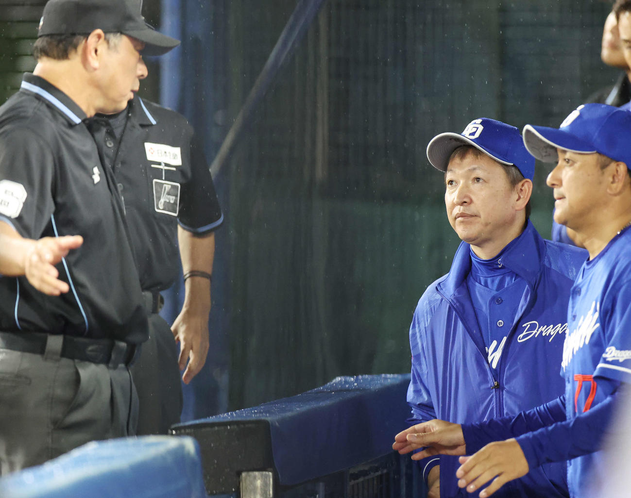 DeNA対中日　降雨で中断中、審判から説明を受ける中日立浪監督（中央）（撮影・宮地輝）