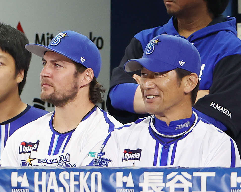 DeNA対中日　試合前、ベンチに座るDeNAバウアー（左）と三浦監督（撮影・宮地輝）
