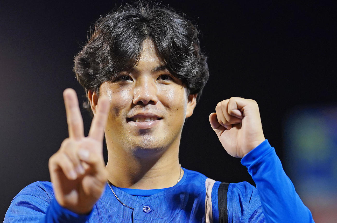 楽天対日本ハム　　楽天に勝利しヒーローの日本ハム金村は指を2本立て笑顔で写真に納まる（撮影・垰建太）