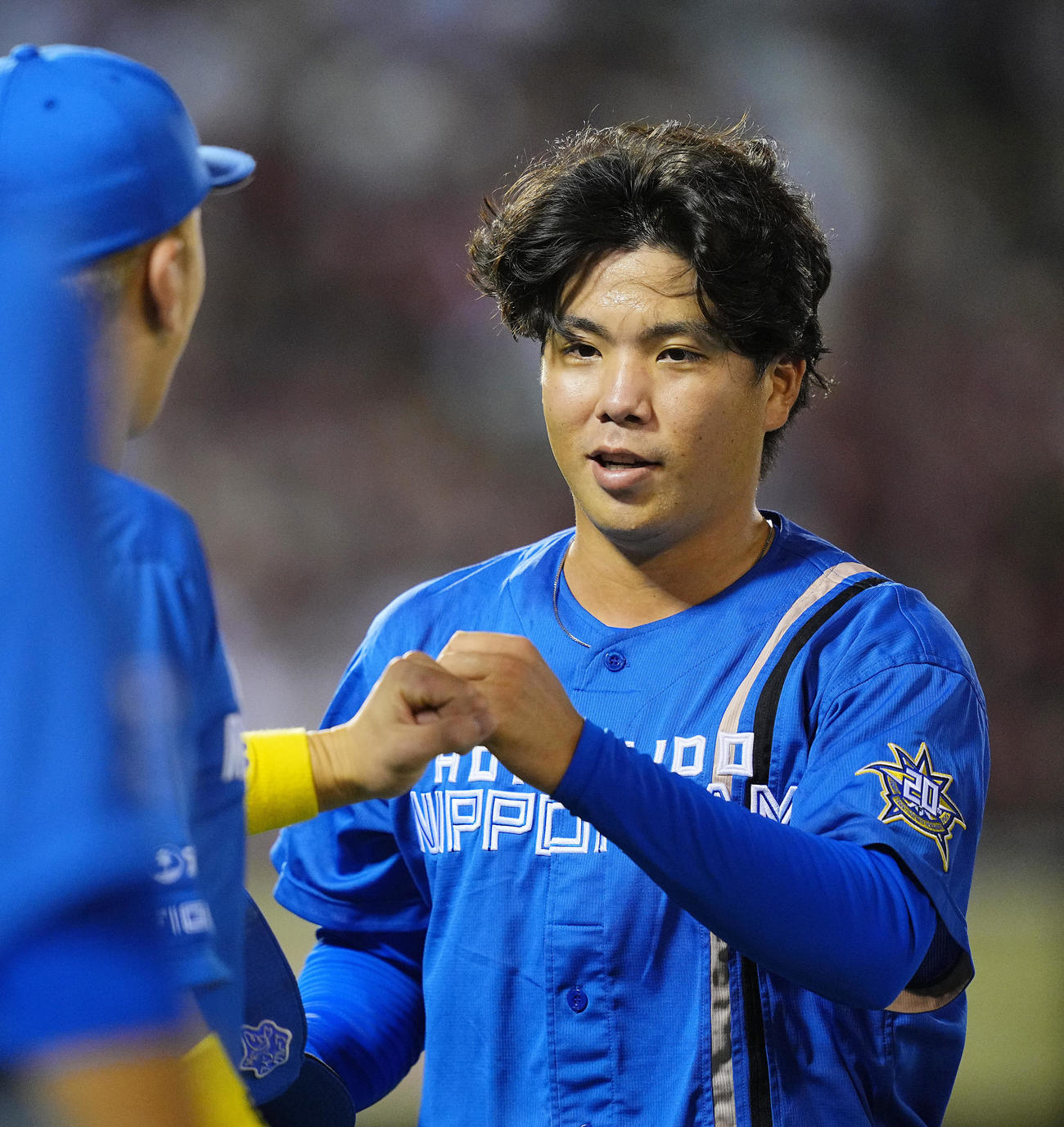 楽天対日本ハム　6回裏楽天の攻撃を無失点に抑えナインとグータッチを交わす日本ハム金村（撮影・垰建太）