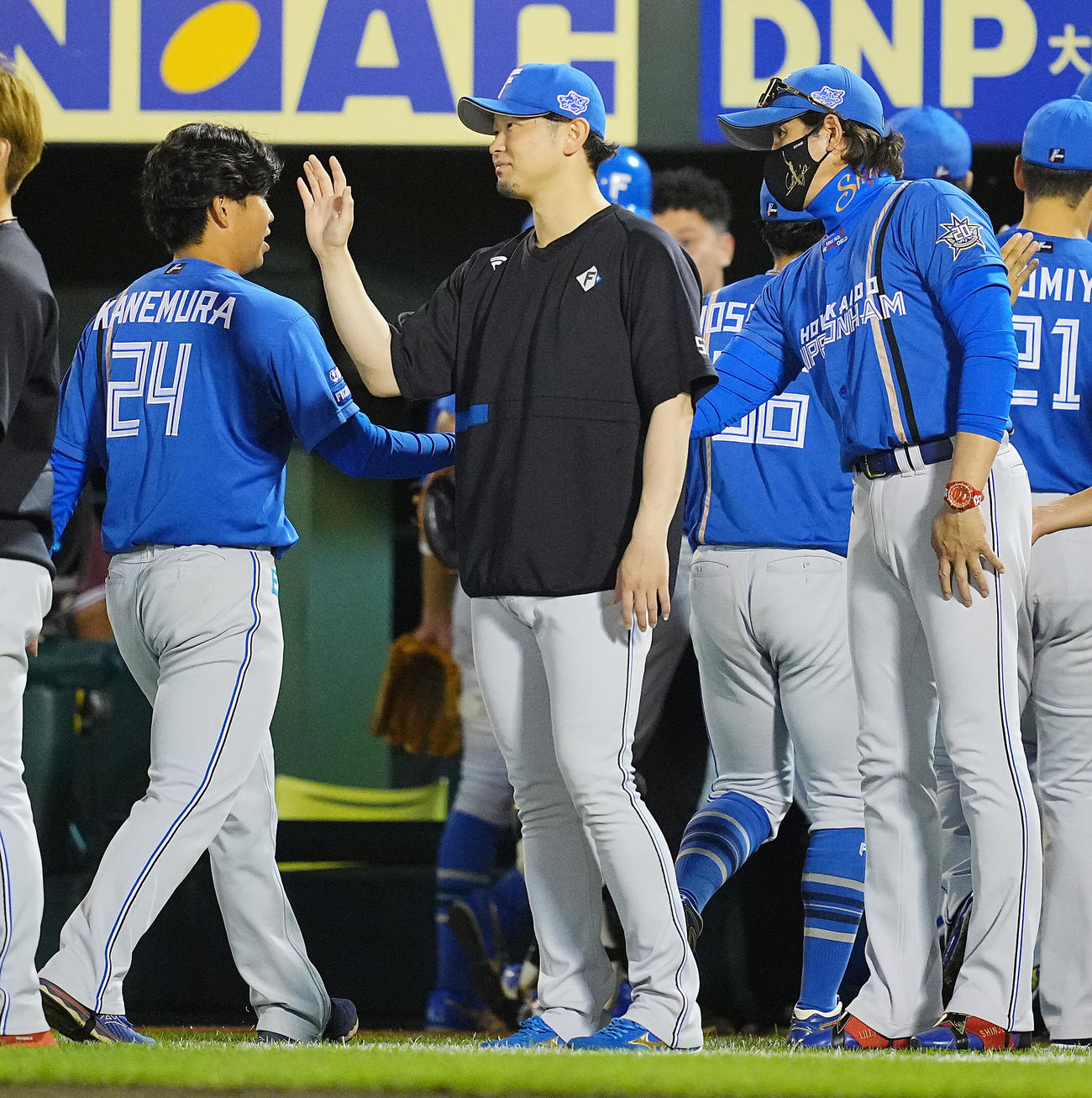 楽天対日本ハム　楽天に勝利しナ日本ハム金村（左）らナインとタッチを交わす新庄監督（右）（撮影・垰建太）
