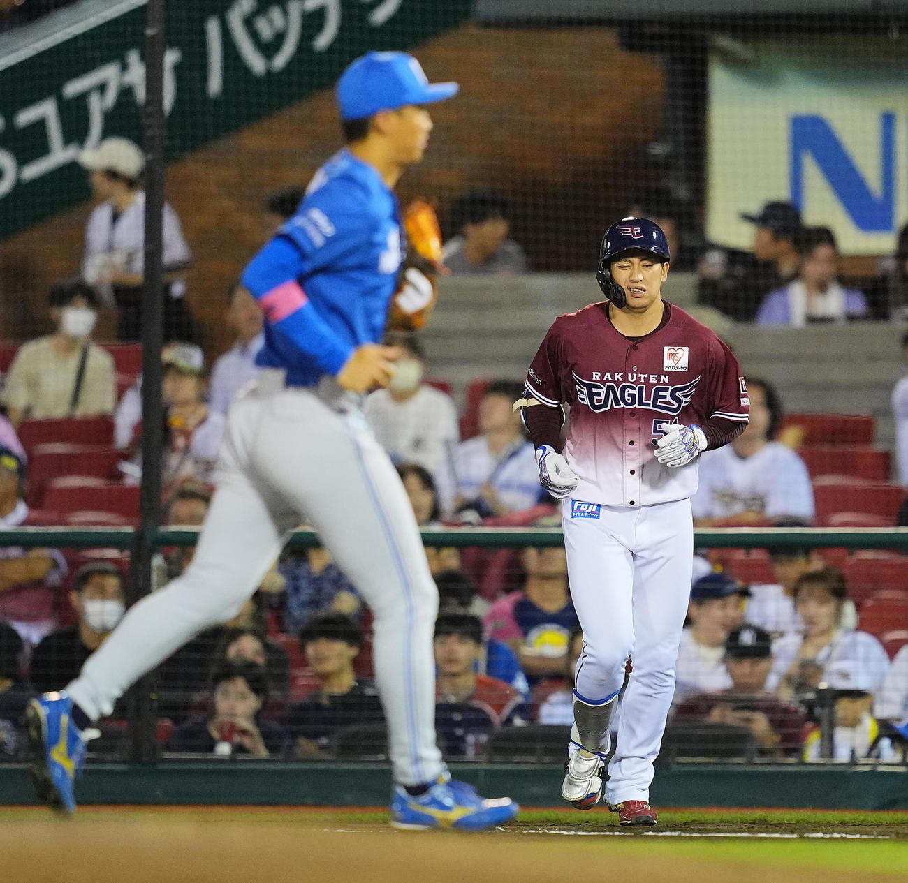 楽天対日本ハム　2回裏楽天1死一塁、投ゴロ併殺に倒れ肩を落とす小郷（右）（撮影・垰建太）