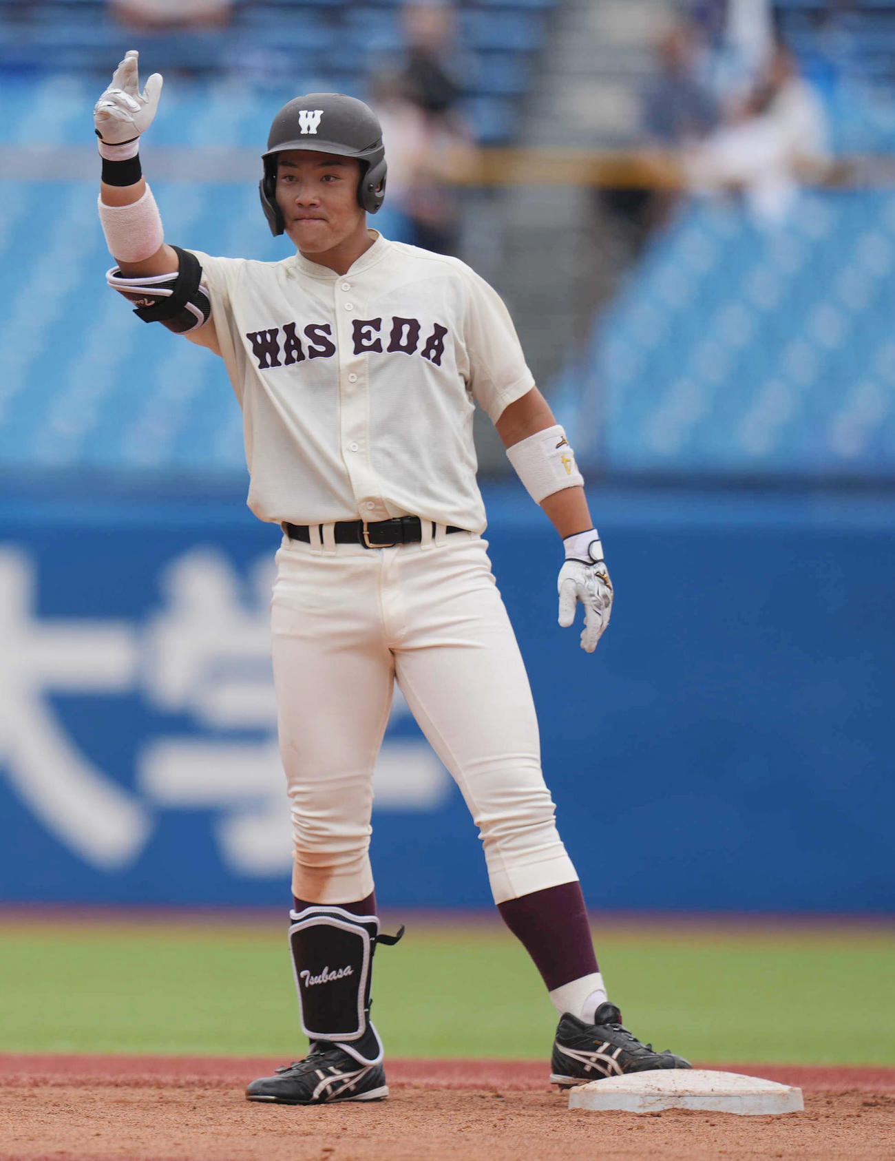明大対早大　8回裏早大2死二塁、適時二塁打を放つ早大・吉納（撮影・狩俣裕三）