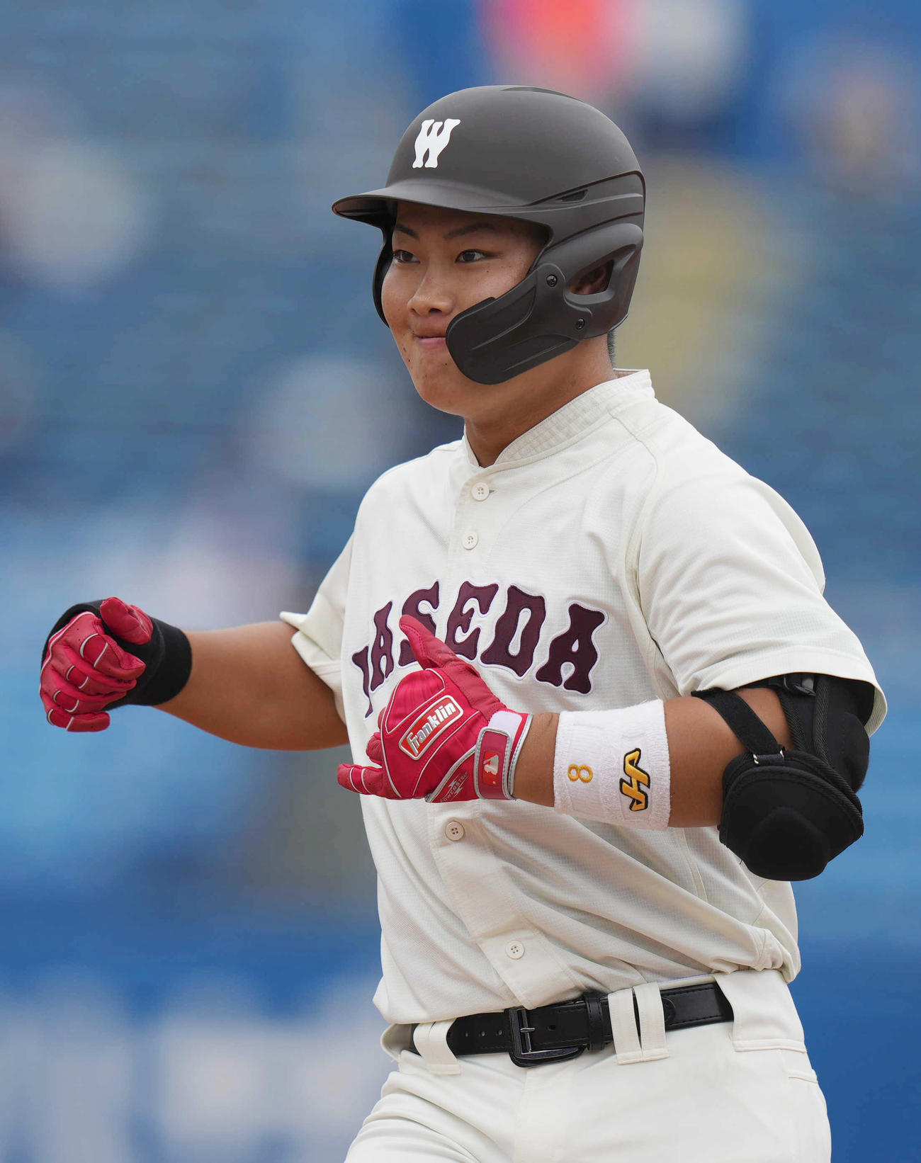 明大対早大　4回裏早大2死三塁、適時打を放つ早大・島川（撮影・狩俣裕三）