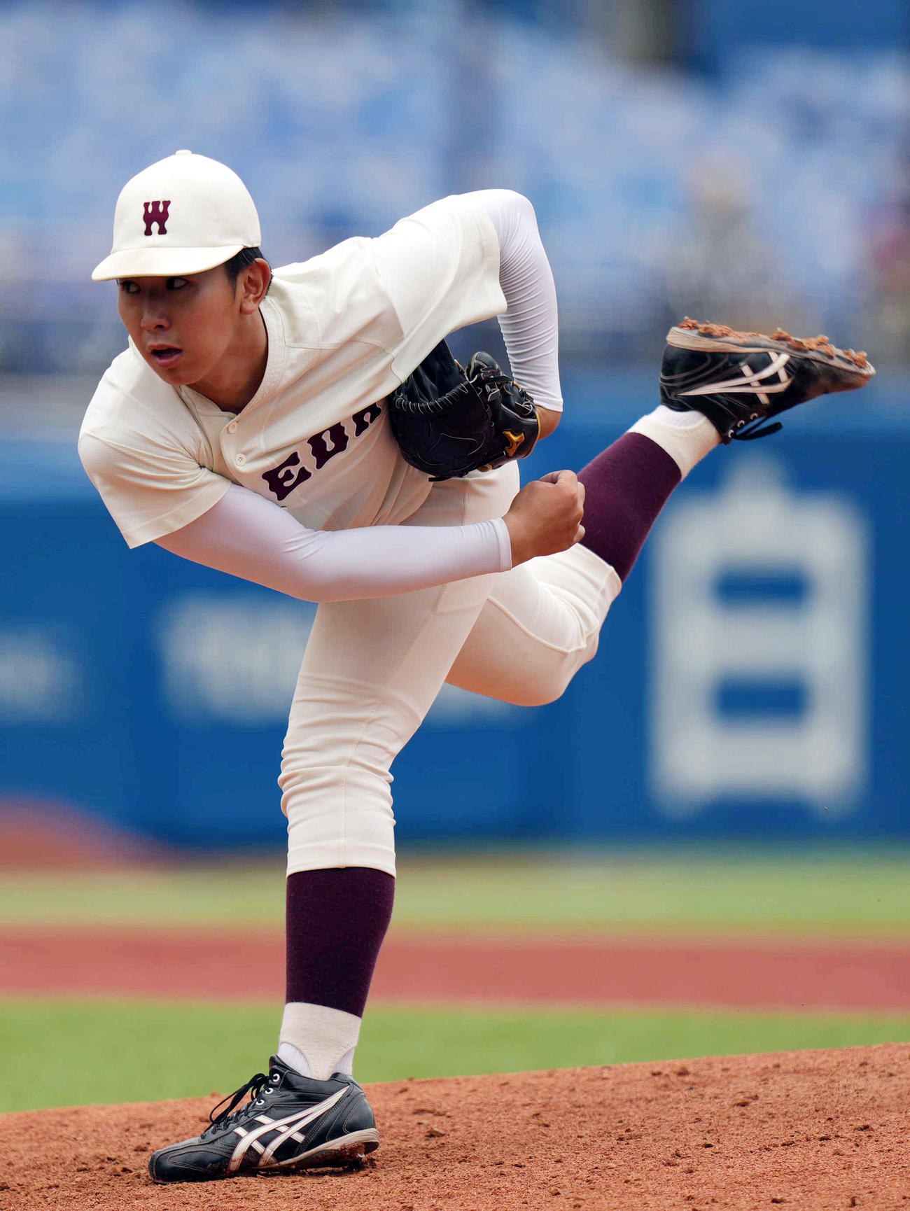 明大対早大　9回表から登板する早大3番手の伊藤樹（撮影・狩俣裕三）