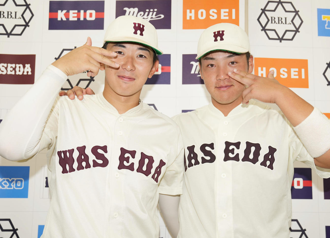 明大対早大　明大2死一、二塁勝利し、ポーズを決める早大・伊藤樹（左）と吉納（撮影・狩俣裕三）