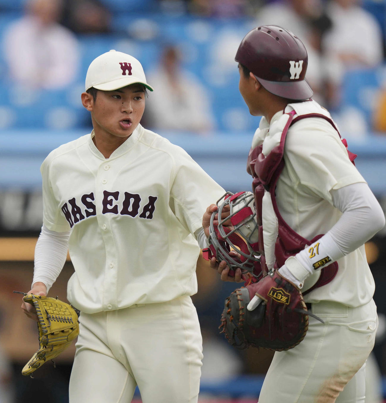 明大対早大　3回表を抑え、早大・印出（手前）といっしょにベンチに戻る先発加藤（撮影・狩俣裕三）