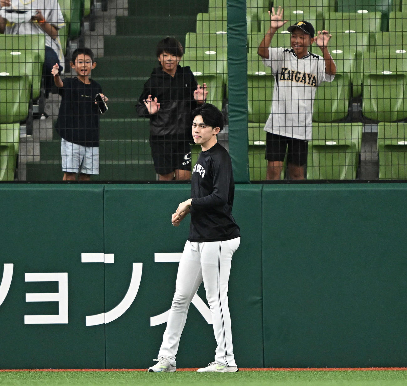 西武対ロッテ　試合前練習でファンに見守られながら調整するロッテ佐々木朗（撮影・滝沢徹郎）