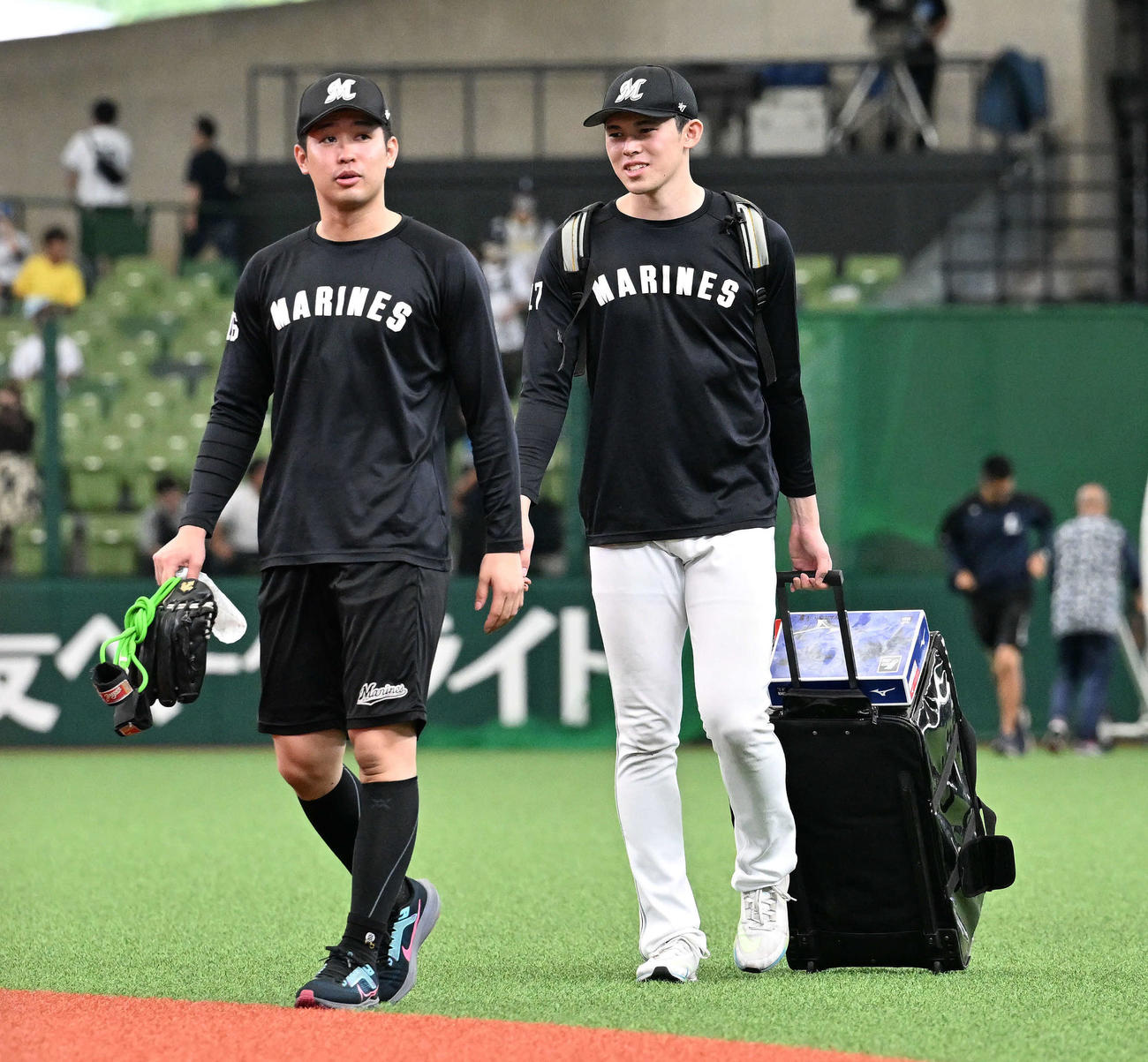西武対ロッテ　試合前練習を終え引き揚げるロッテ佐々木朗（右）と種市（撮影・滝沢徹郎）