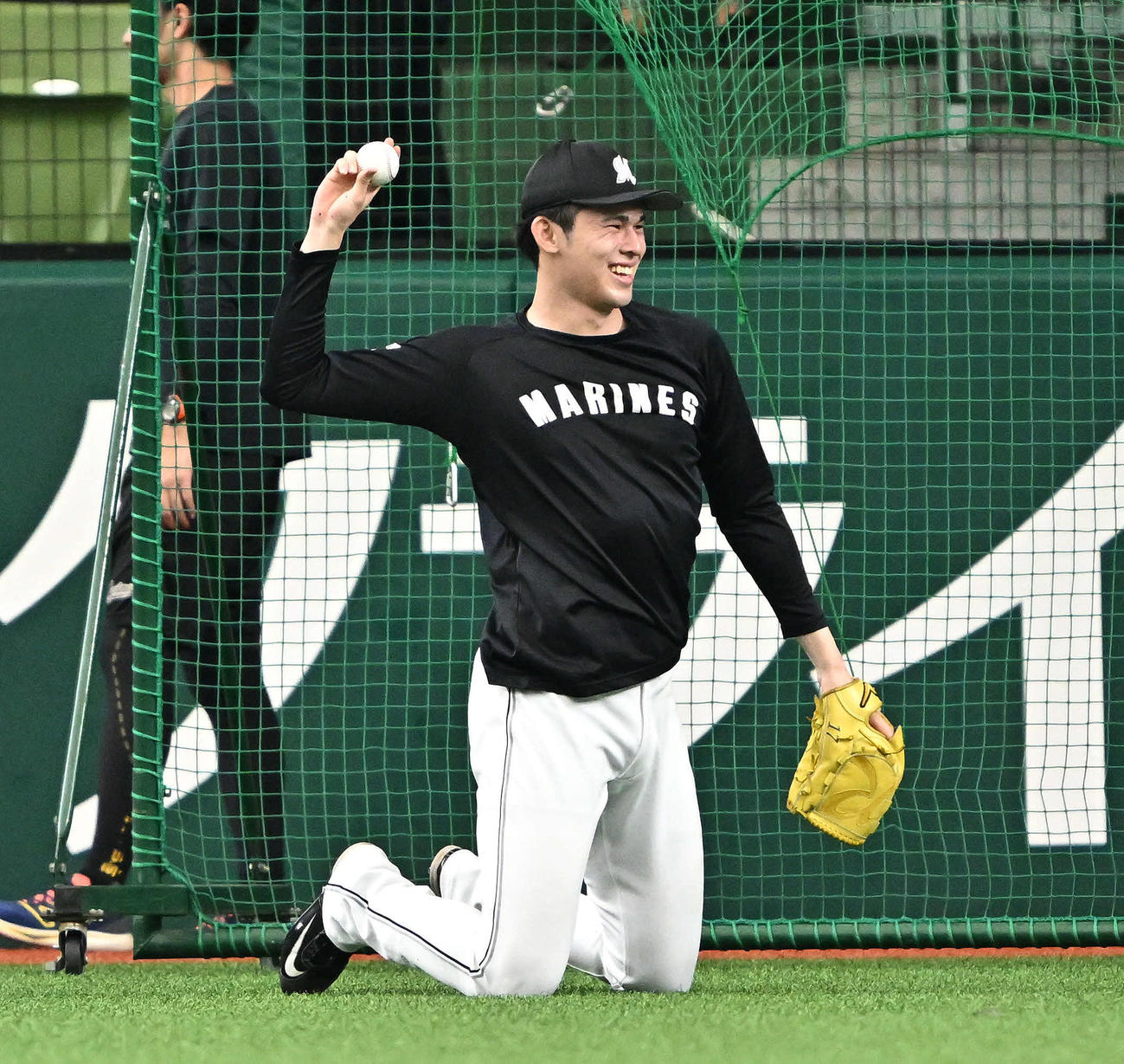 西武対ロッテ　試合前練習で笑顔で調整するロッテ佐々木朗（撮影・滝沢徹郎）