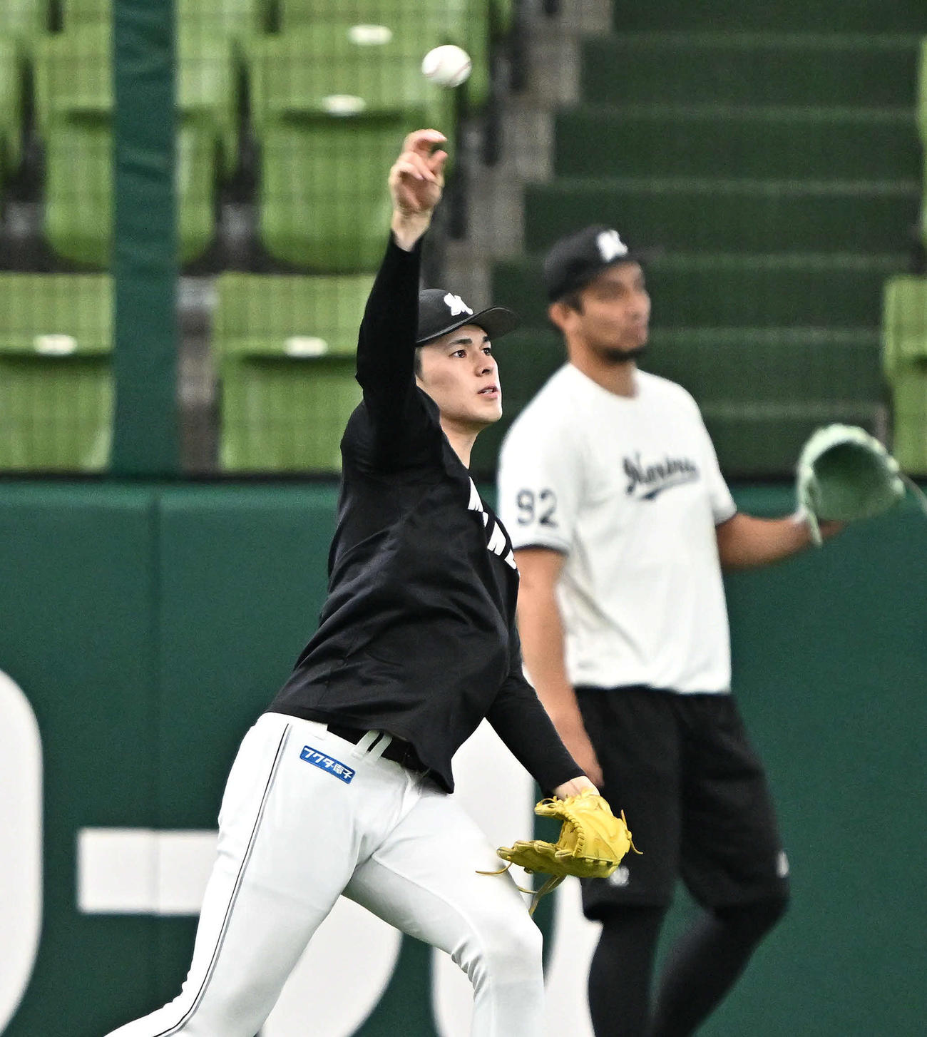 西武対ロッテ　試合前練習のキャッチボールで調整するロッテ佐々木朗（撮影・滝沢徹郎）