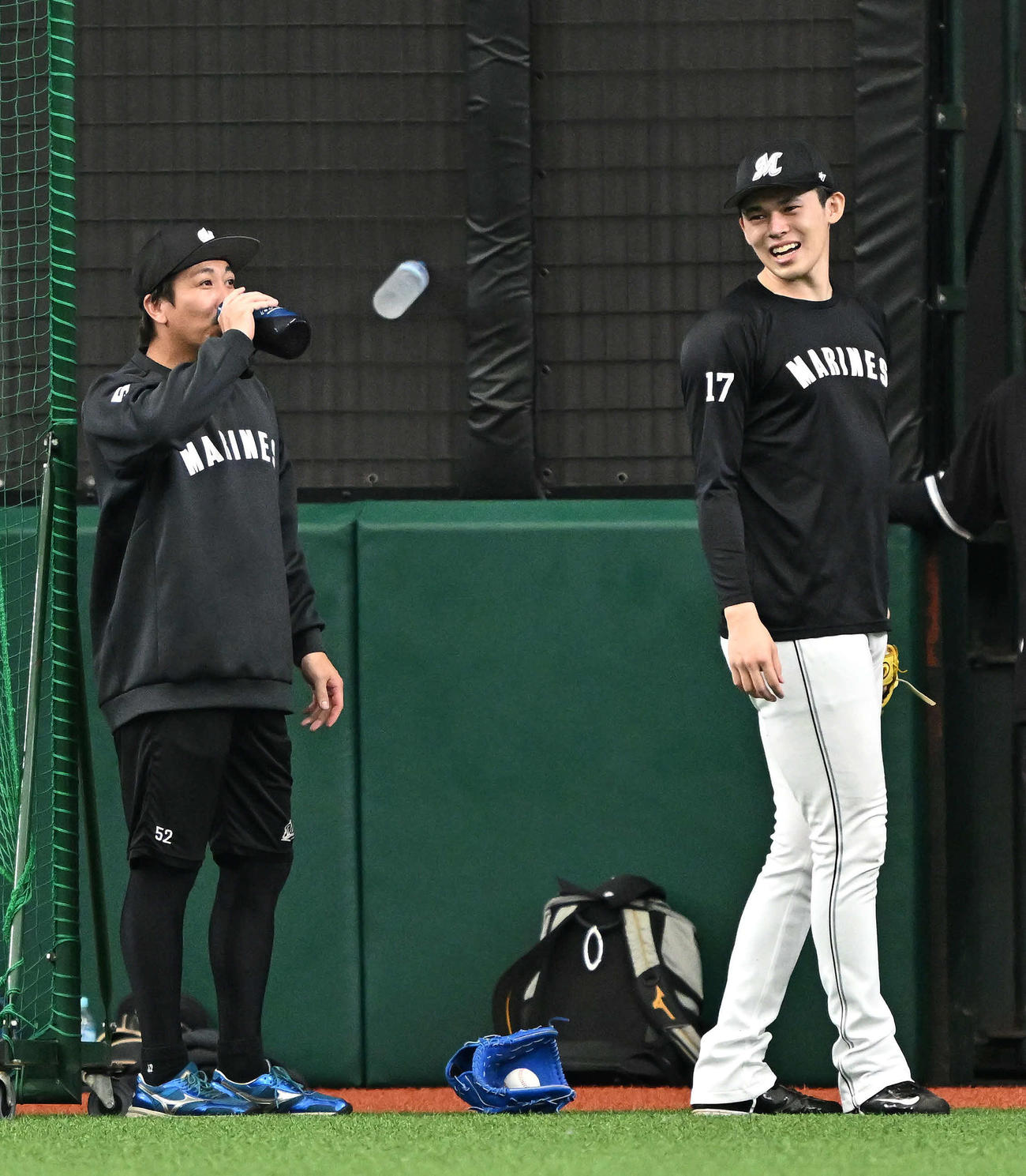 西武対ロッテ　試合前練習で談笑するロッテ益田（左）と佐々木朗（撮影・滝沢徹郎）