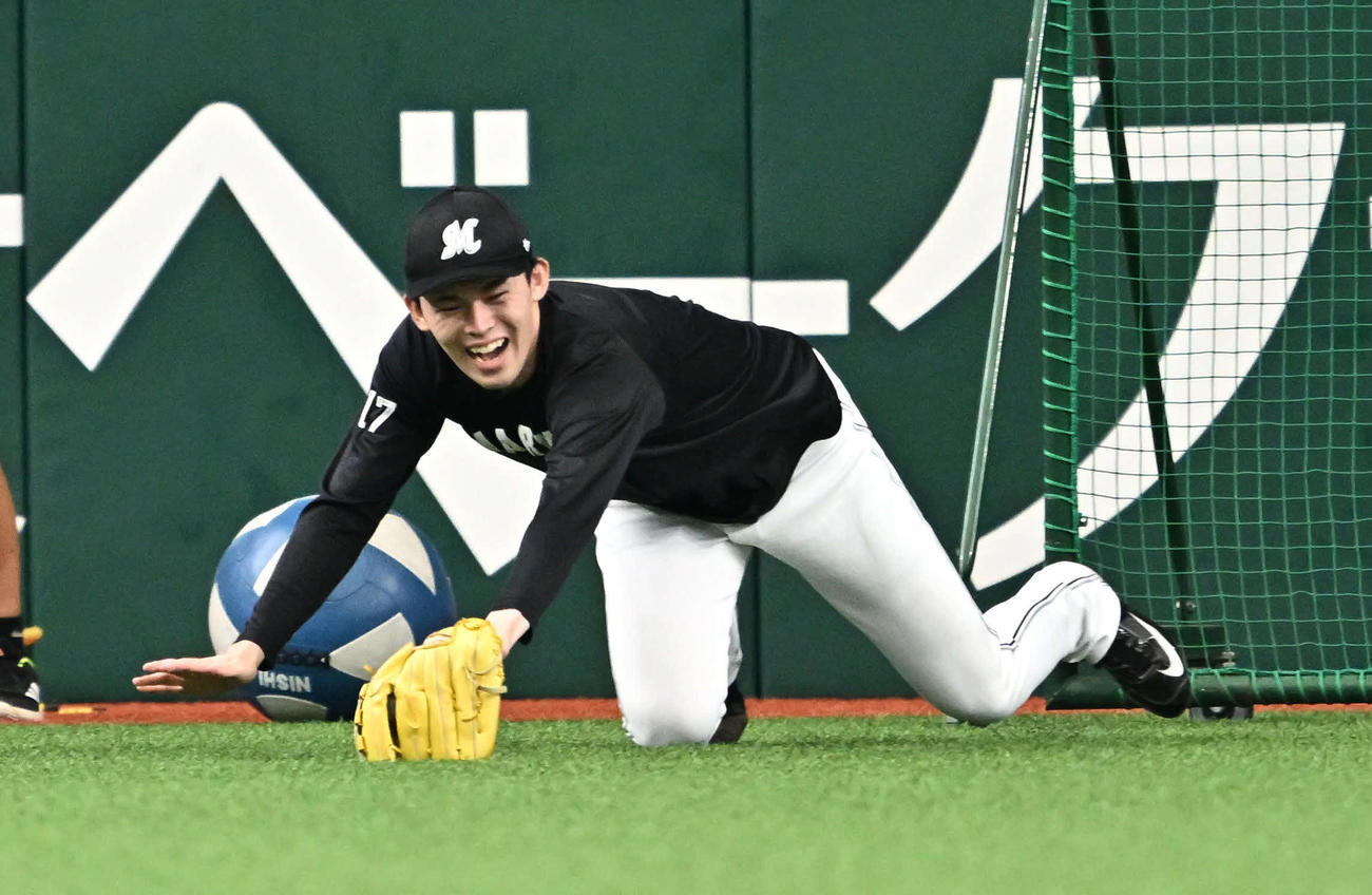 西武対ロッテ　試合前練習で笑顔で調整するロッテ佐々木朗（撮影・滝沢徹郎）