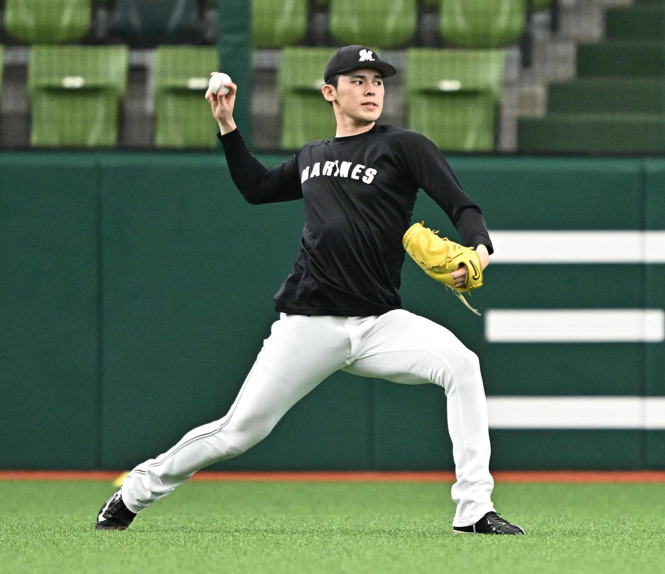 西武対ロッテ　試合前練習のキャッチボールで調整するロッテ佐々木朗（撮影・滝沢徹郎）