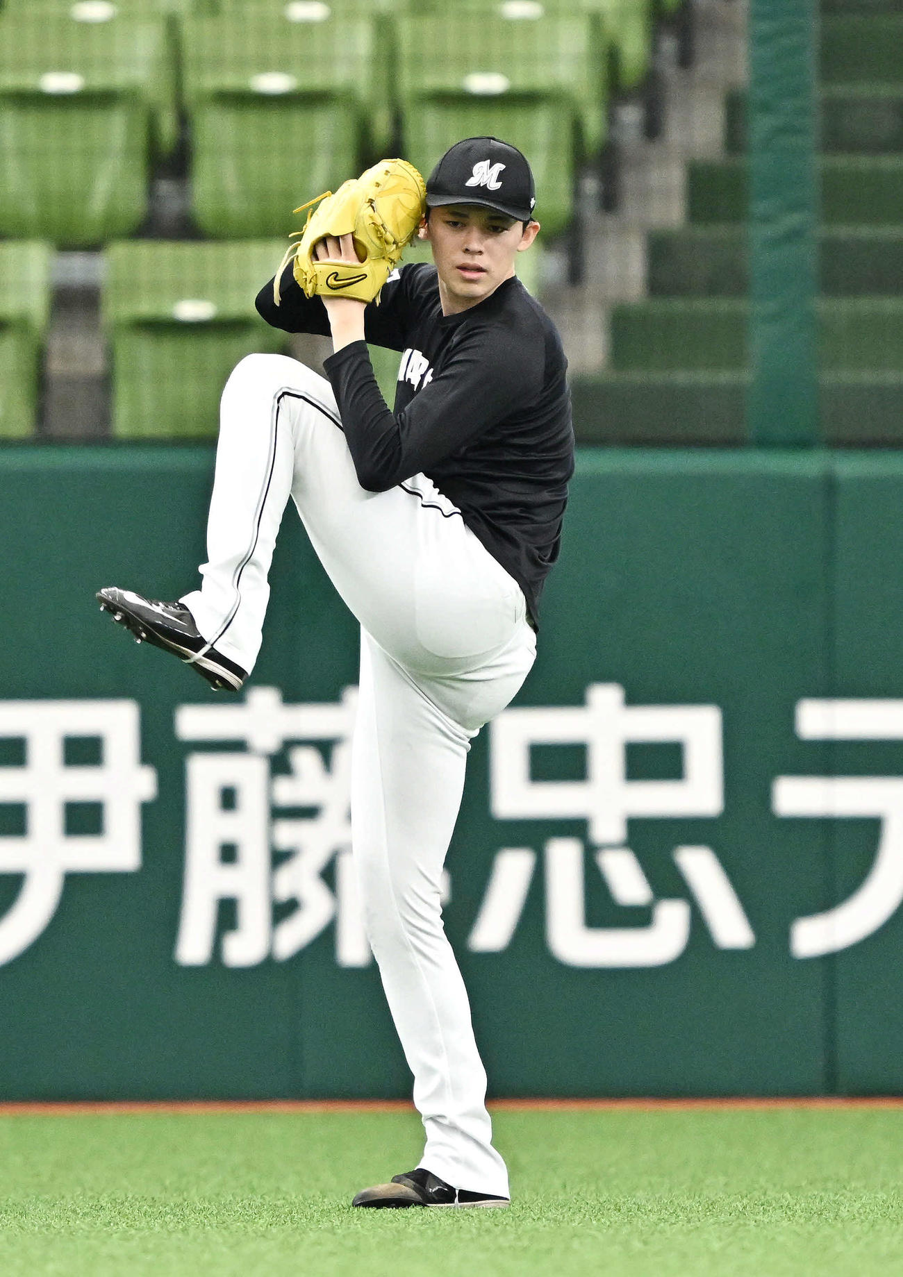 西武対ロッテ　試合前練習のキャッチボールで調整するロッテ佐々木朗（撮影・滝沢徹郎）