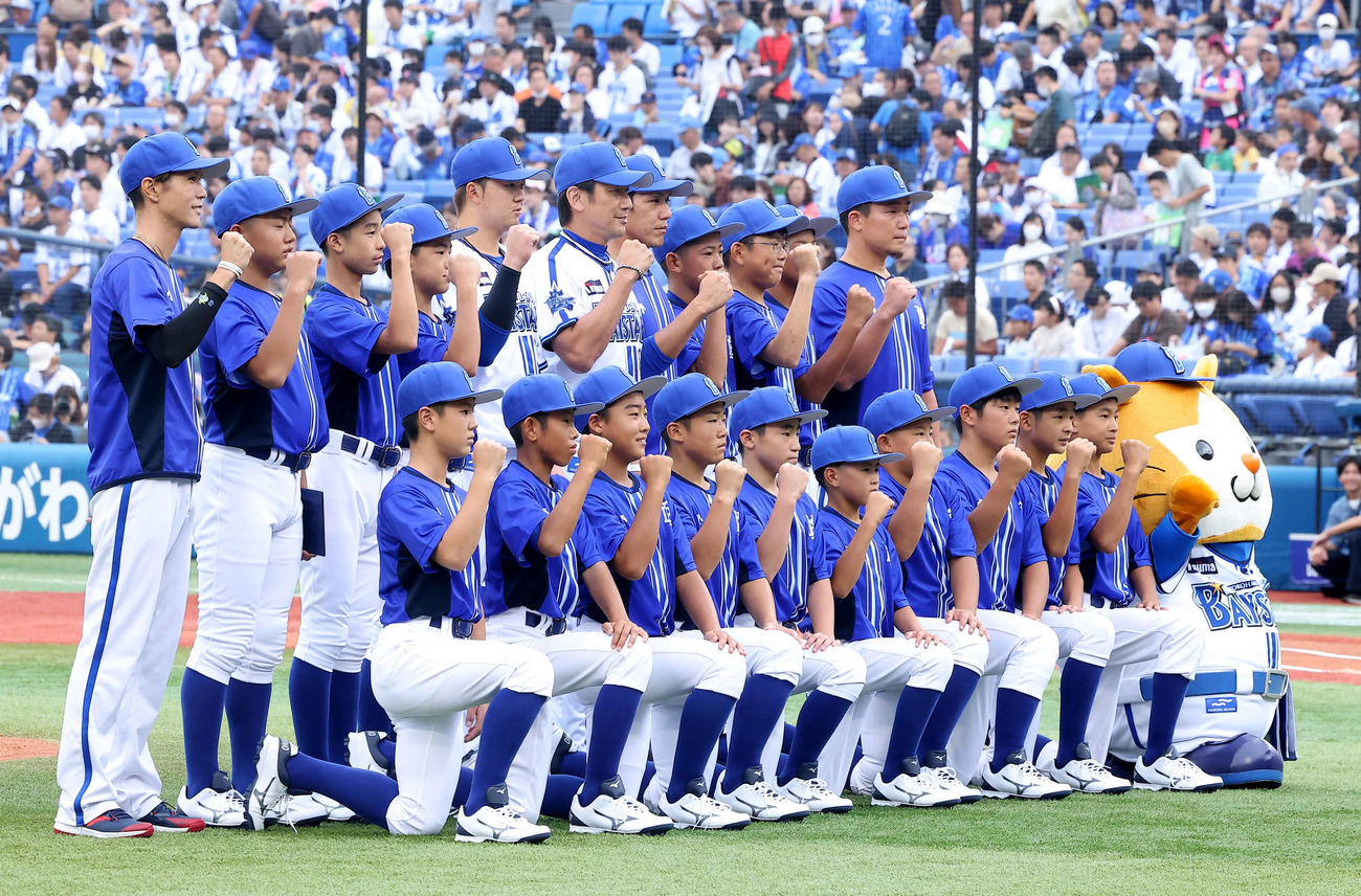 DeNA対中日　試合前、横浜DeNAベイスターズジュニアと写真に納まる三浦監督（後列中央）と楠本（撮影・河田真司）