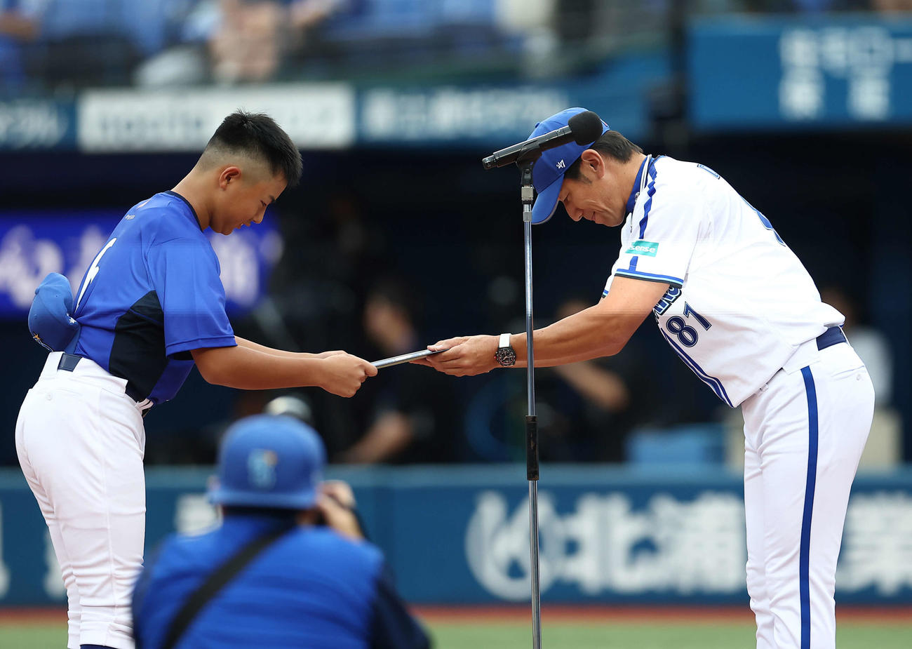 DeNA対中日　試合前、2023年横浜DeNAベイスターズジュニアを激励するDeNA三浦監督（右）（撮影・河田真司）