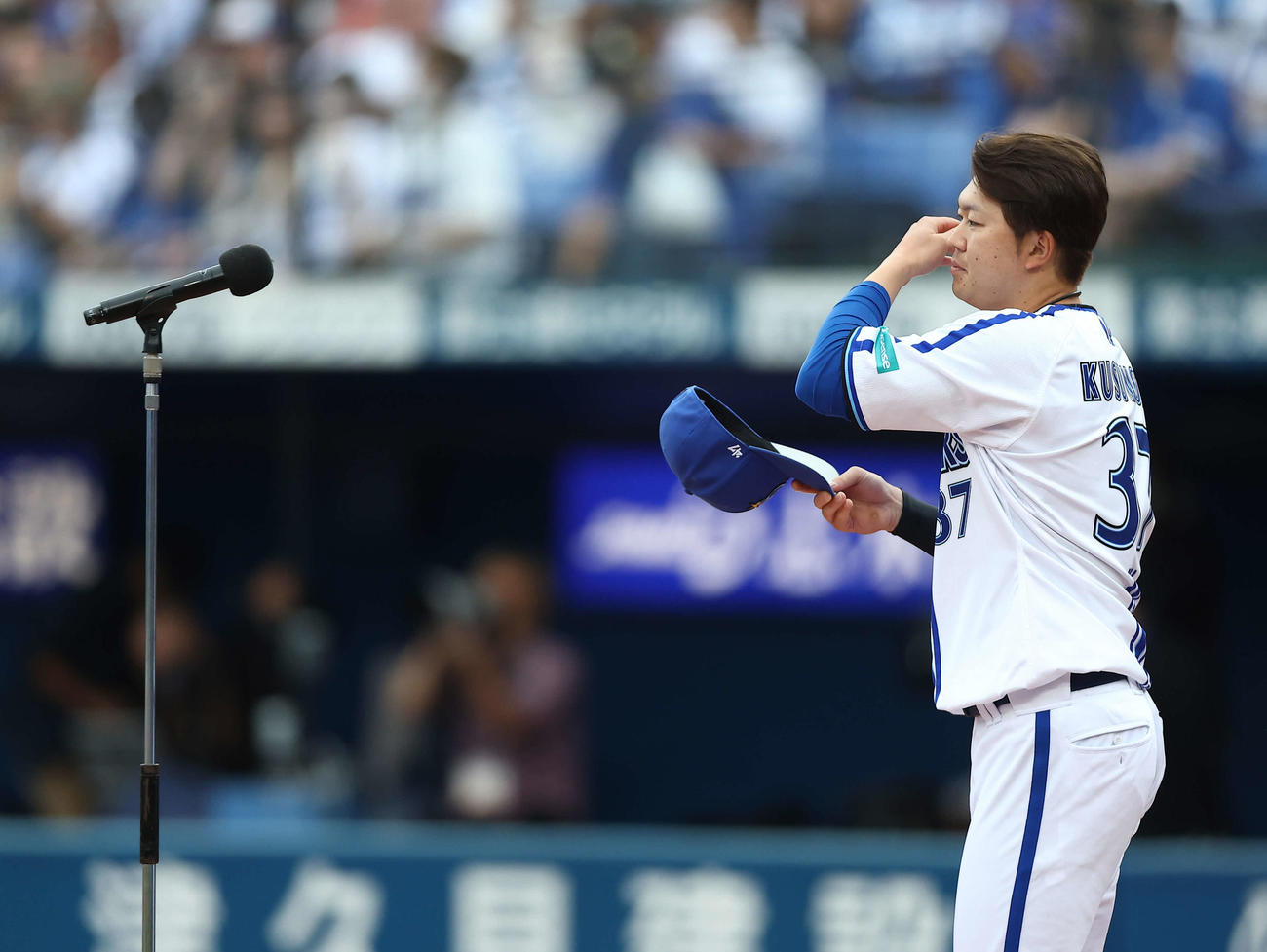 DeNA対中日　試合前、2023年横浜DeNAベイスターズジュニアを激励するDeNA楠本（撮影・河田真司）
