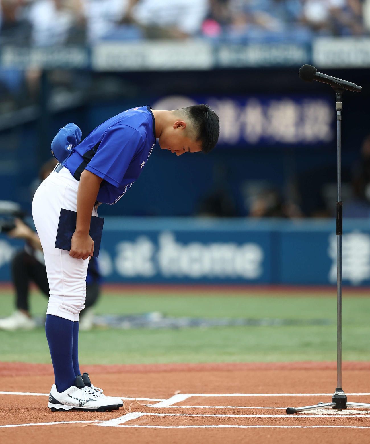 DeNA対中日　試合前、2023年横浜DeNAベイスターズジュニアの選手紹介であいさつする井端弘和氏の長男・巧くん（撮影・河田真司）