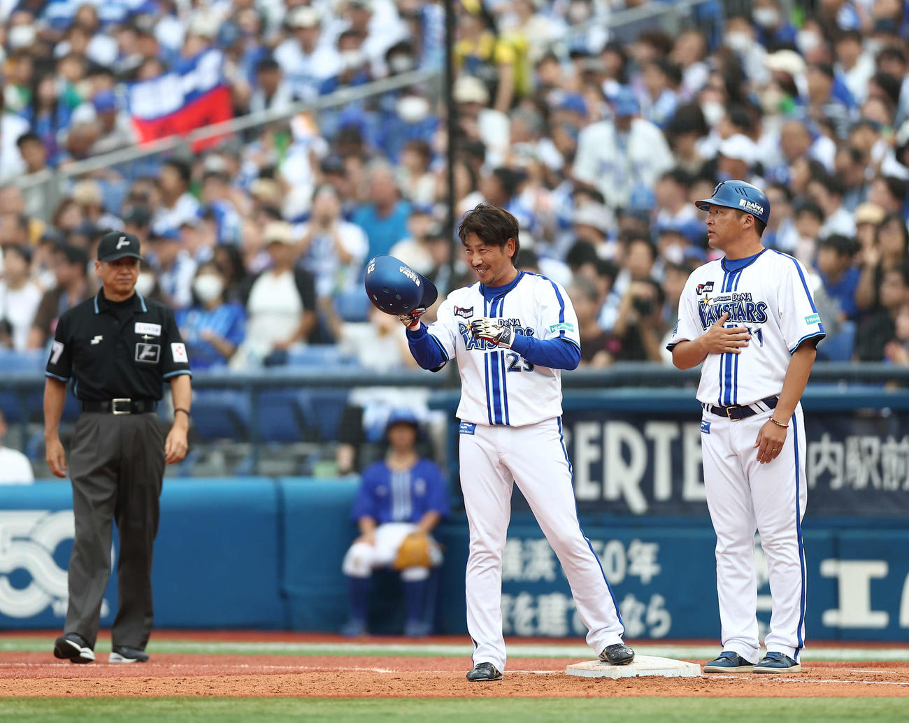 DeNA対中日　5回裏DeNA1死一塁、四球を選び出塁する代打藤田（撮影・河田真司）