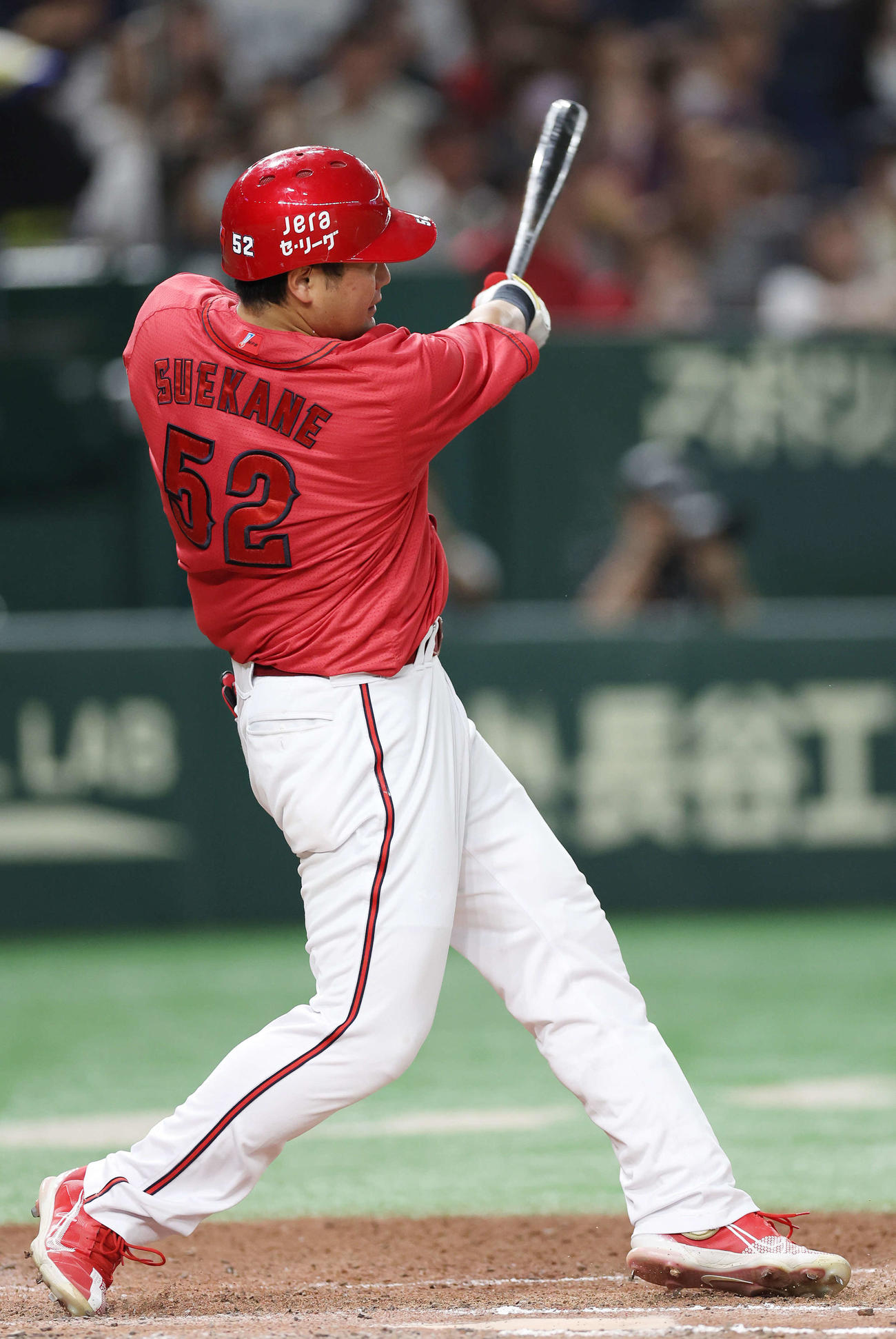 巨人対広島　7回表広島無死、左越え勝ち越しソロ本塁打を放つ末包（撮影・宮地輝）