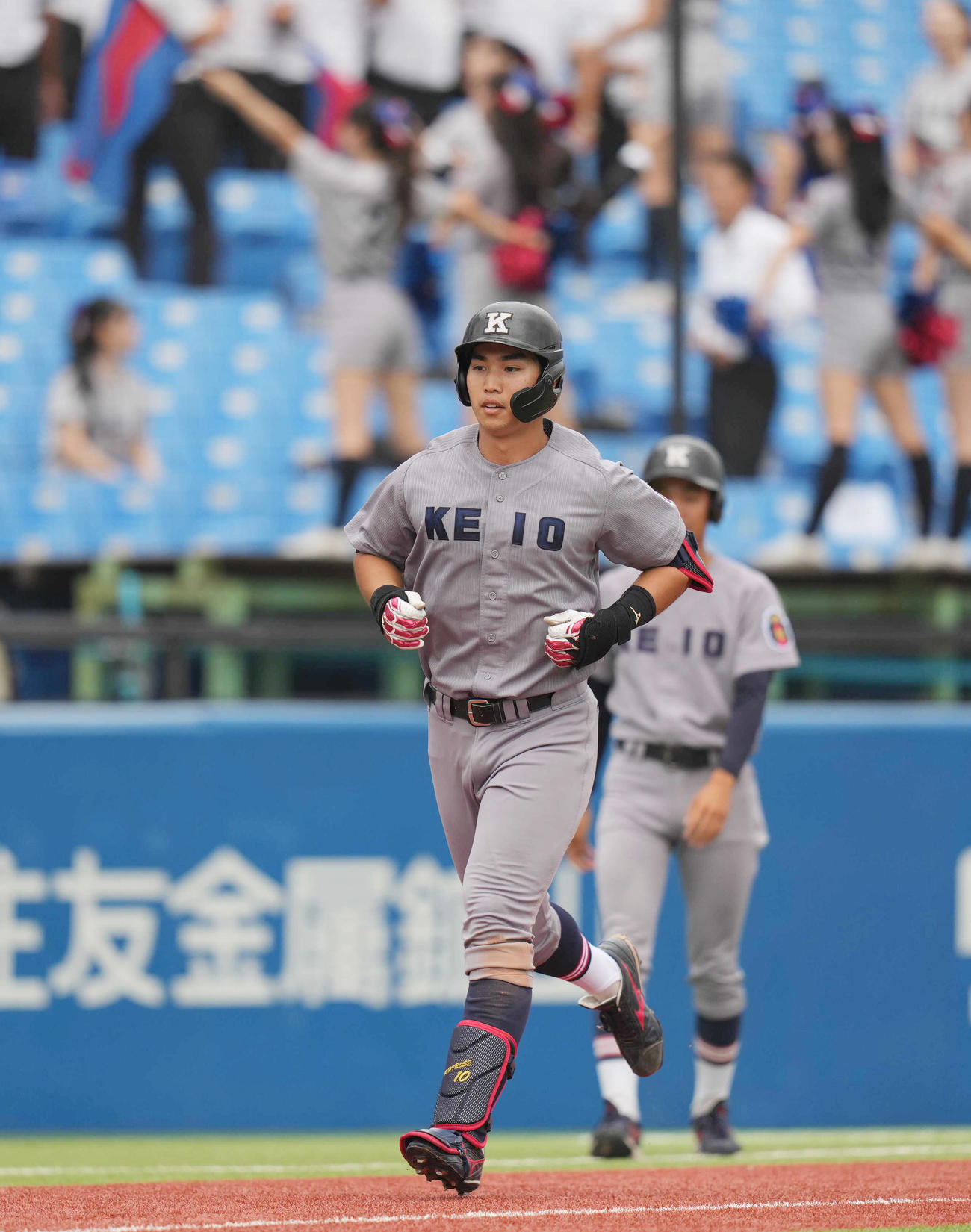 慶大対法大　2回表慶大1死二塁、2点本塁打を放ち、ダイヤモンドを回る慶大・広瀬（撮影・狩俣裕三）