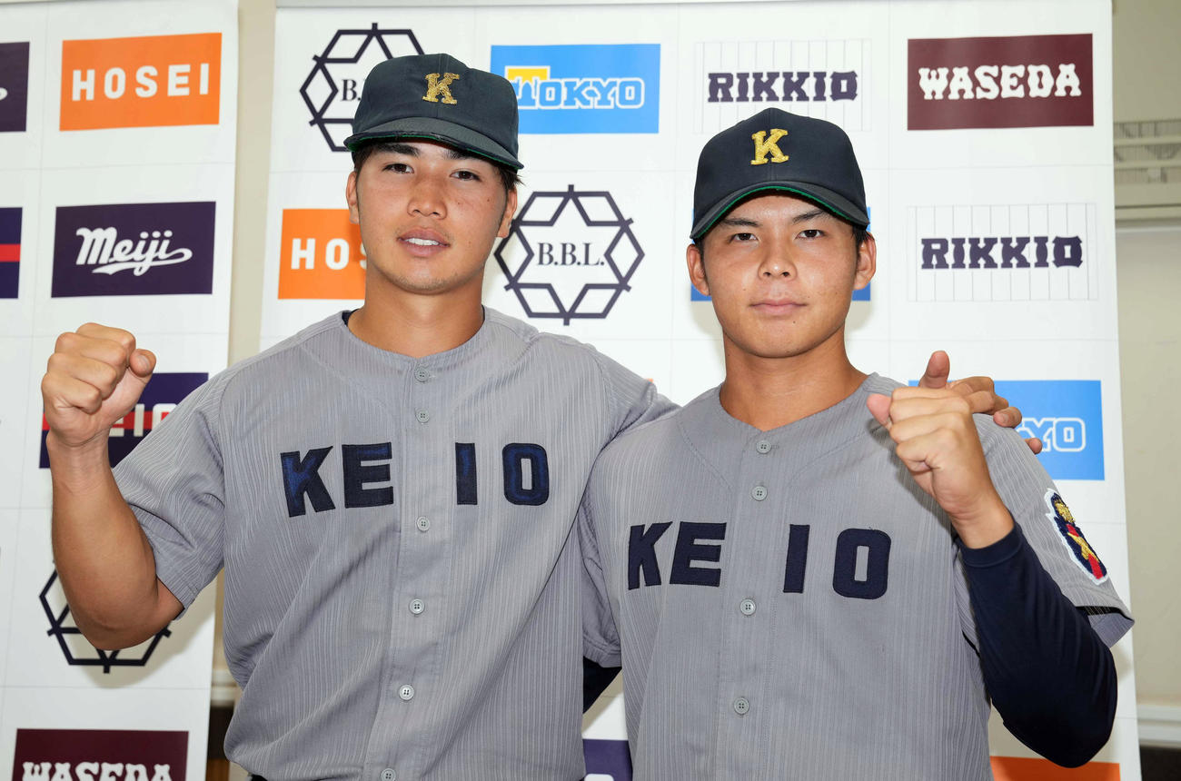 慶大対法大　試合後、記念撮影をする慶大・広瀬（左）と外丸（撮影・狩俣裕三）